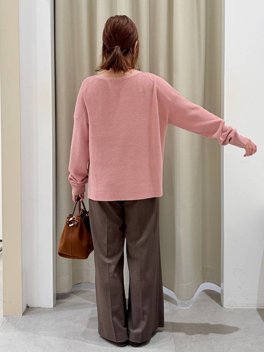 ブラウン系のその他パンツ、ピンク系のニット/セーター、ブラウン系のパンプスを着用したレディースの秋コーディネートの4枚目の写真