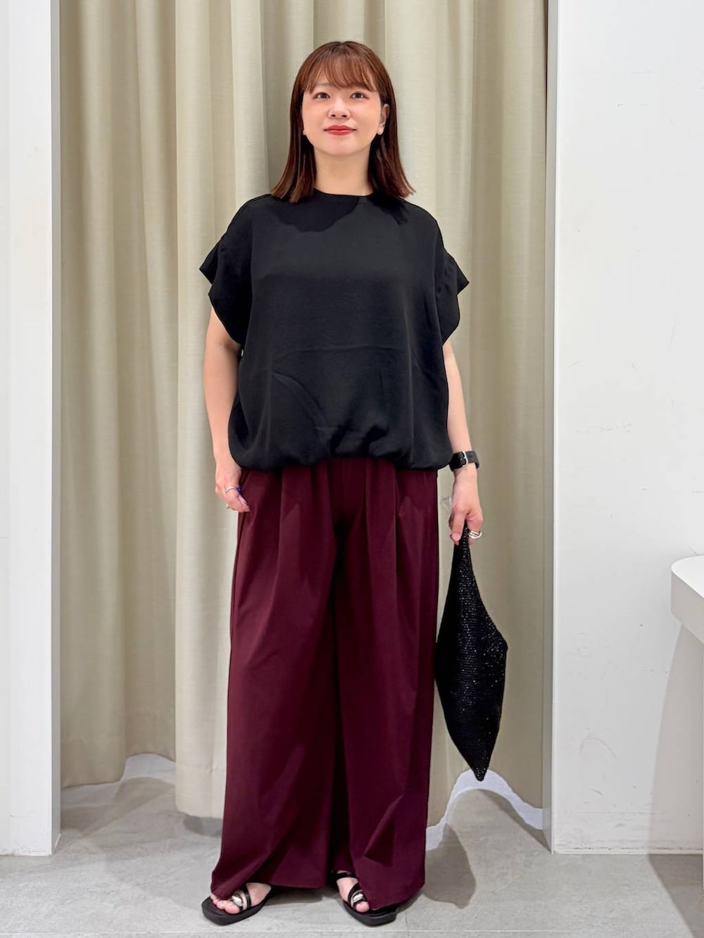 ブラック系のTシャツ/カットソー、レッド系のその他パンツを着用したレディースの夏コーディネートの2枚目の写真