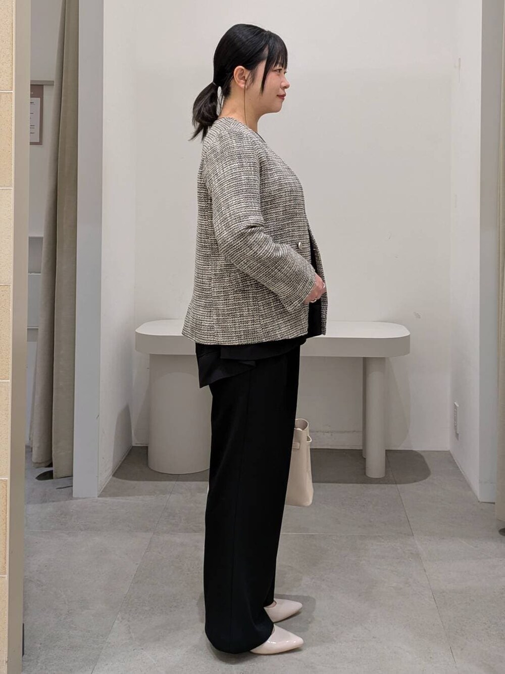 ホワイト系のパンプス、ブラック系のその他パンツ、ブラック系のノーカラージャケットを着用したレディースの冬コーディネートの5枚目の写真