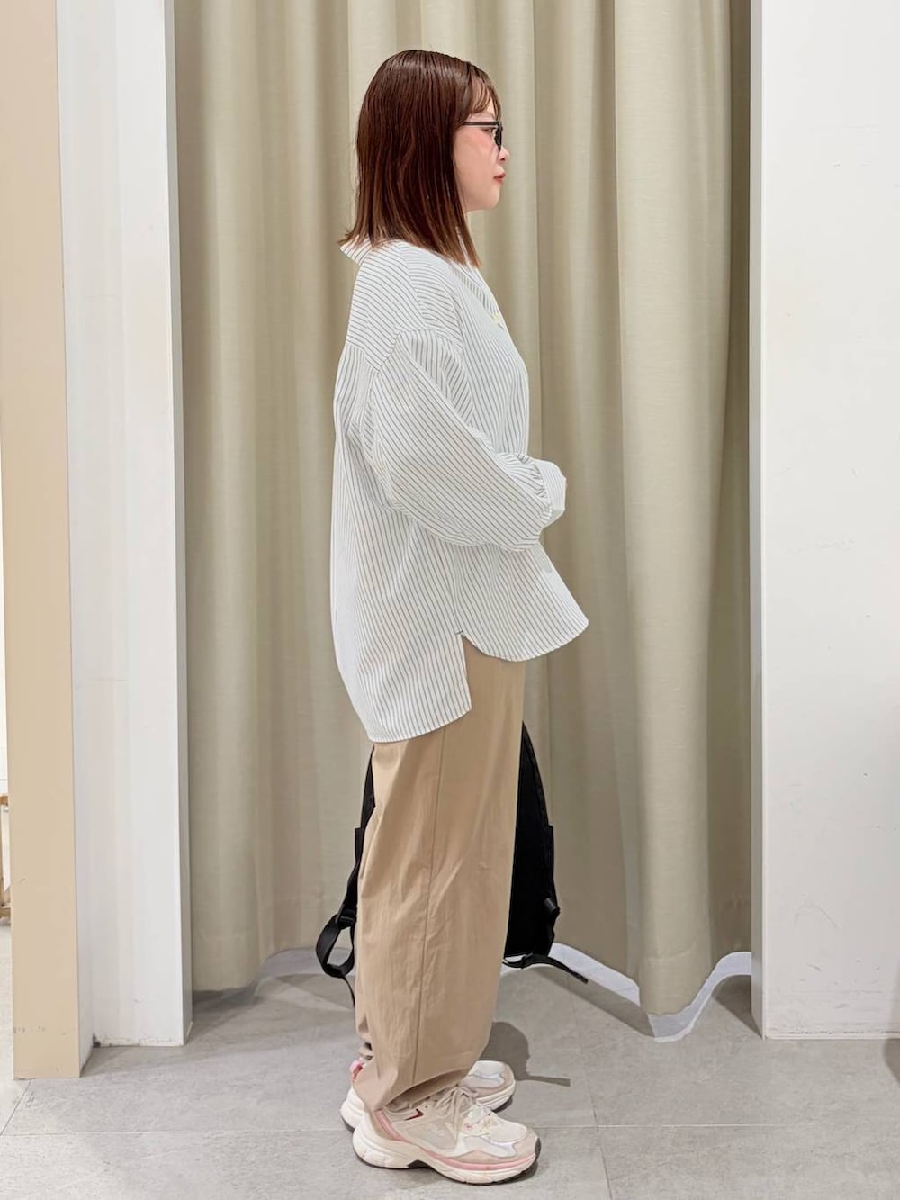 グリーン系のその他パンツ、ブラック系のバックパック/リュック、ブルー系のシャツ/ブラウスを着用したレディースの秋コーディネートの5枚目の写真