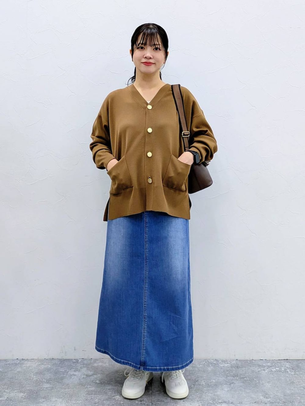 ブラウン系のカーディガン/ボレロ、ブルー系のデニムスカートを着用したレディースの夏コーディネートの2枚目の写真