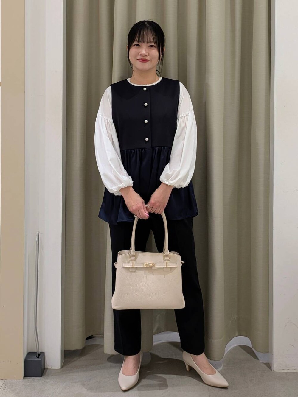 ホワイト系のパンプス、ブルー系のその他パンツ、ブルー系のその他アウターを着用したレディースの冬コーディネートの6枚目の写真