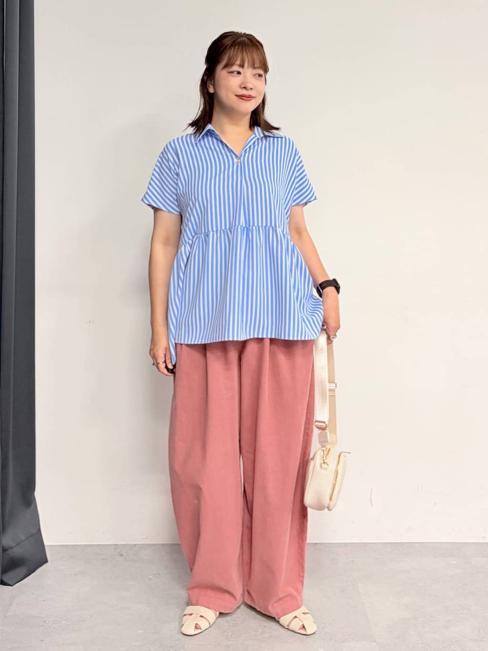 ピンク系のその他パンツ、ホワイト系のショルダーバッグ、ホワイト系のパンプスを着用したレディースの夏コーディネートの2枚目の写真