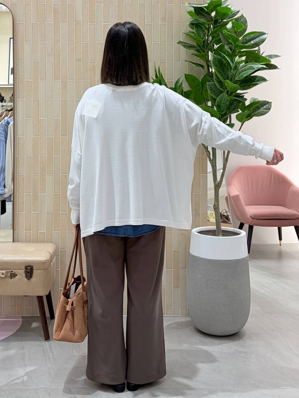 ブラウン系のその他パンツ、ブラック系のパンプス、イエロー系のハンドバッグを着用したレディースの春コーディネートの4枚目の写真