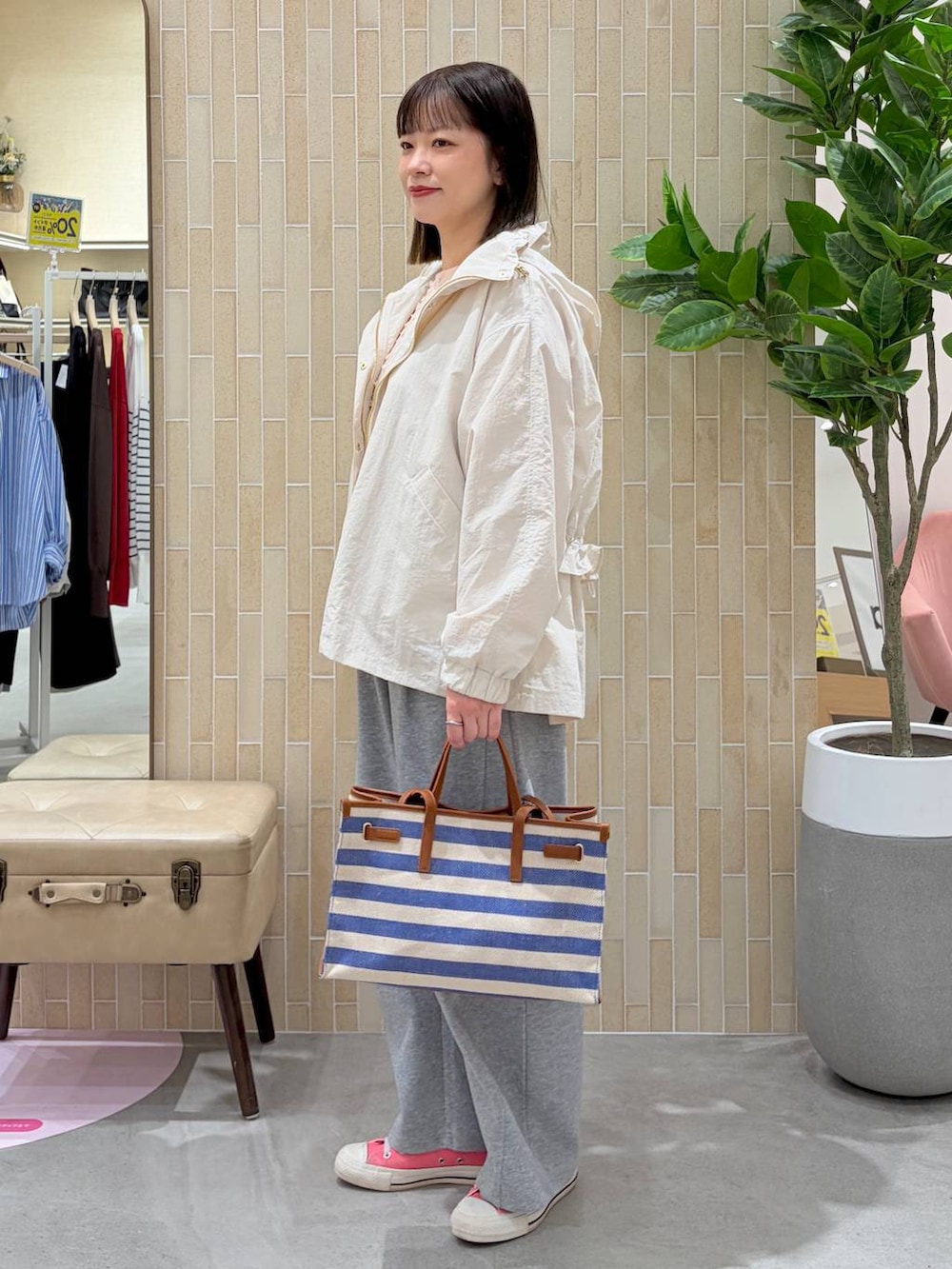 グレー系のスウェットパンツ、ブルー系のトートバッグ、ピンク系のシャツ/ブラウスを着用したレディースの春コーディネートの3枚目の写真