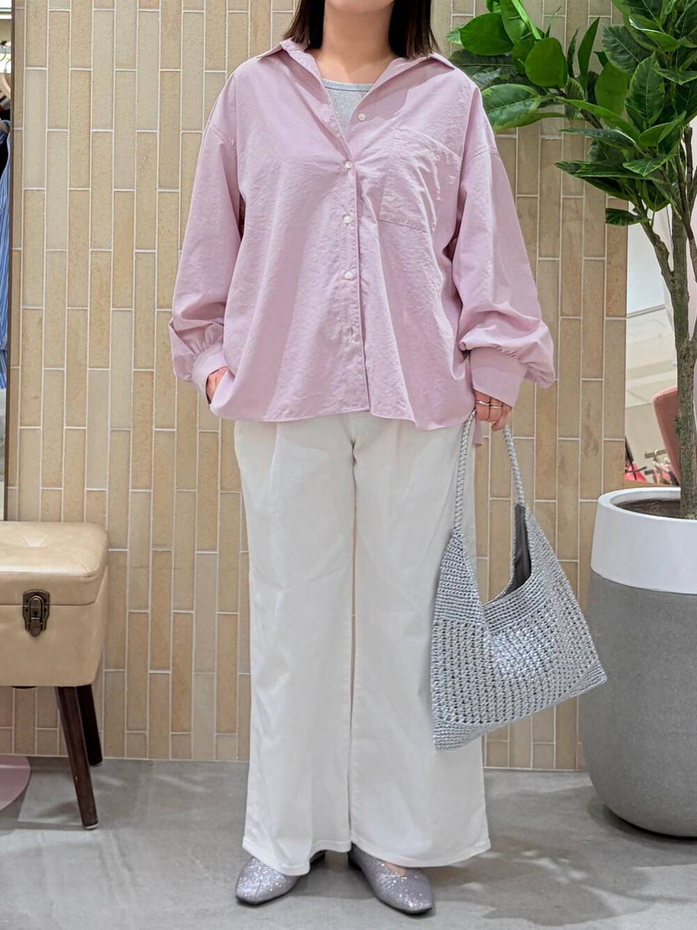 ホワイト系のデニムパンツ、ピンク系のシャツ/ブラウス、シルバー系のトートバッグを着用したレディースの春コーディネートの6枚目の写真