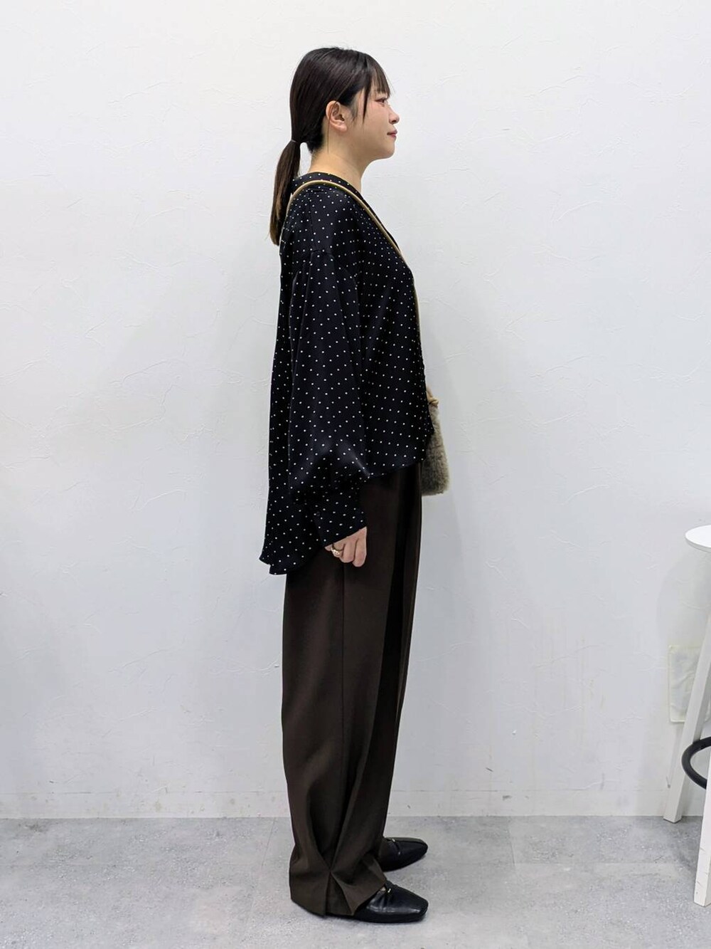 ブラック系のパンプス、ブラック系のシャツ/ブラウスを着用したレディースの冬コーディネートの5枚目の写真