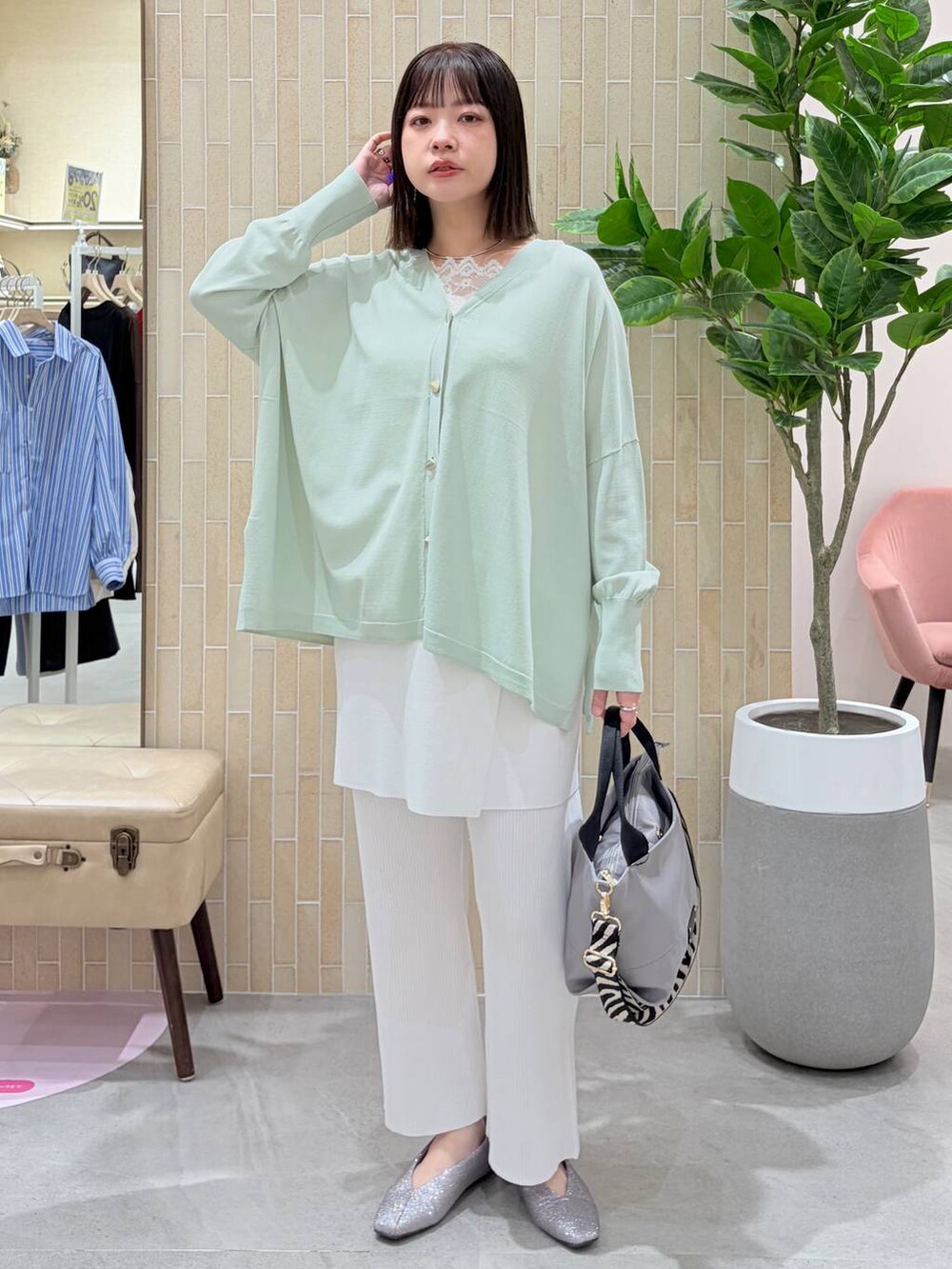 ホワイト系のタンクトップ、ホワイト系のその他パンツ、ホワイト系のスカートを着用したレディースの春コーディネートの2枚目の写真