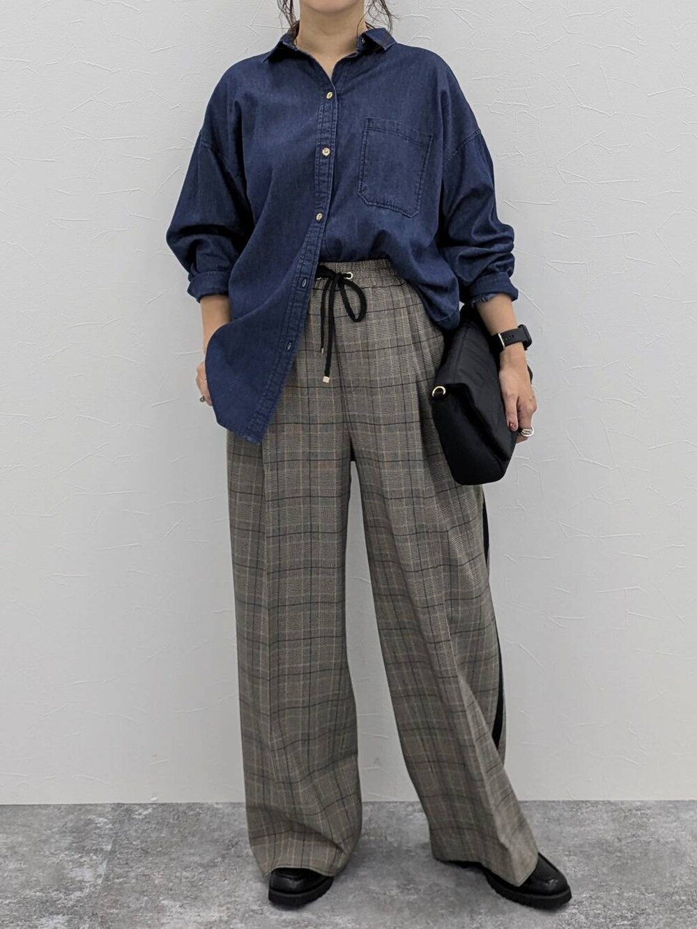 ブルー系のシャツ/ブラウス、その他のその他パンツ、ブラック系のカチューシャを着用したレディースの秋コーディネートの6枚目の写真