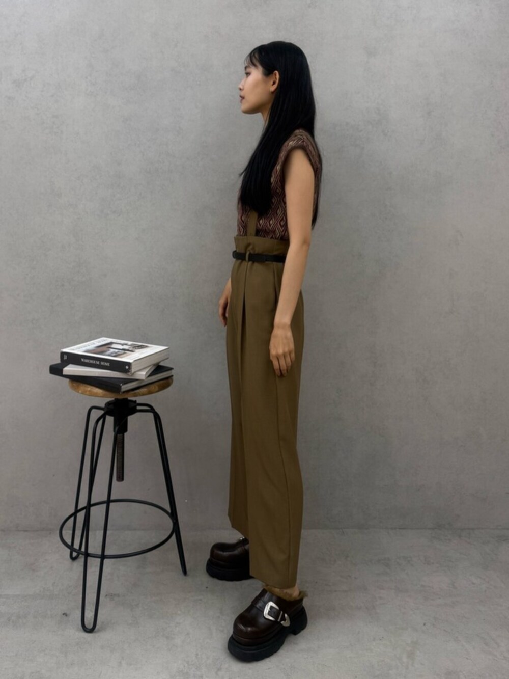 ブラウン系のサンダル、ベージュ系のスラックス、ブラウン系のタンクトップを着用したレディースの夏コーディネートの4枚目の写真