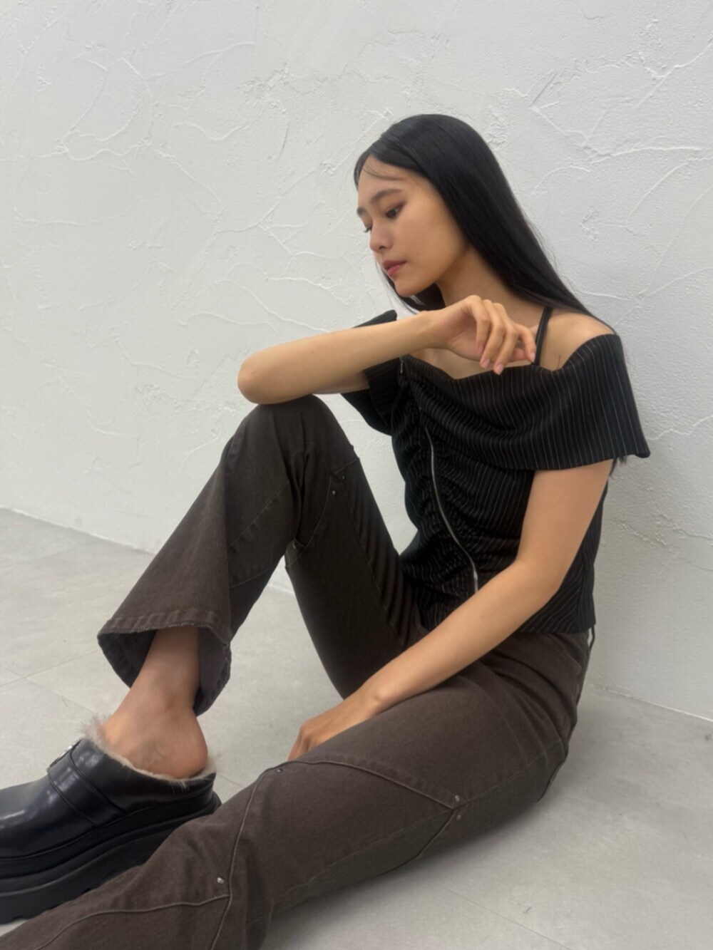 ブラック系のサンダル、ブラック系のシャツ/ブラウス、ブラウン系のデニムパンツを着用したレディースの夏コーディネートの6枚目の写真