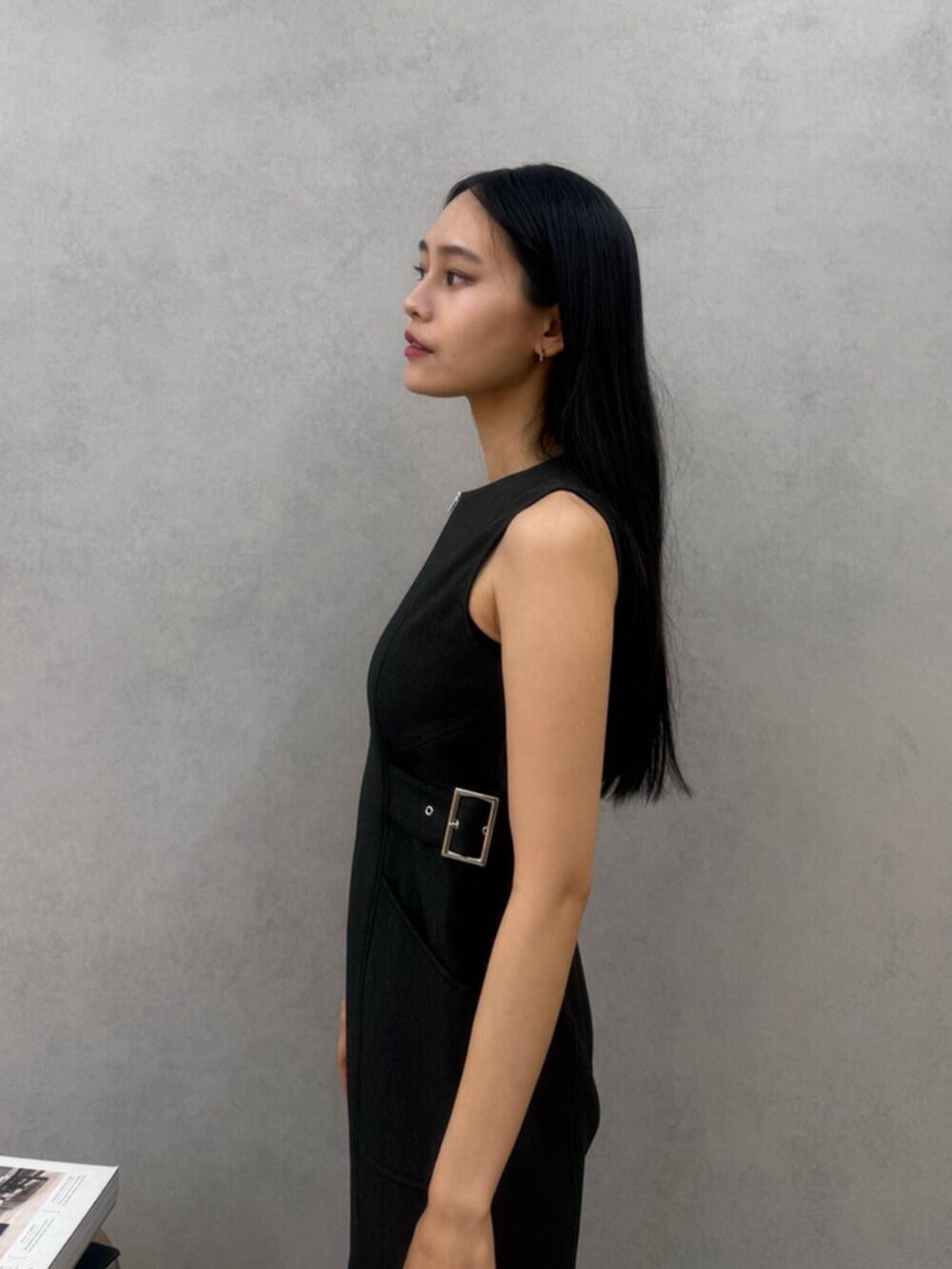 ブラック系のワンピース、ブラック系のサンダルを着用したレディースの夏コーディネートの5枚目の写真