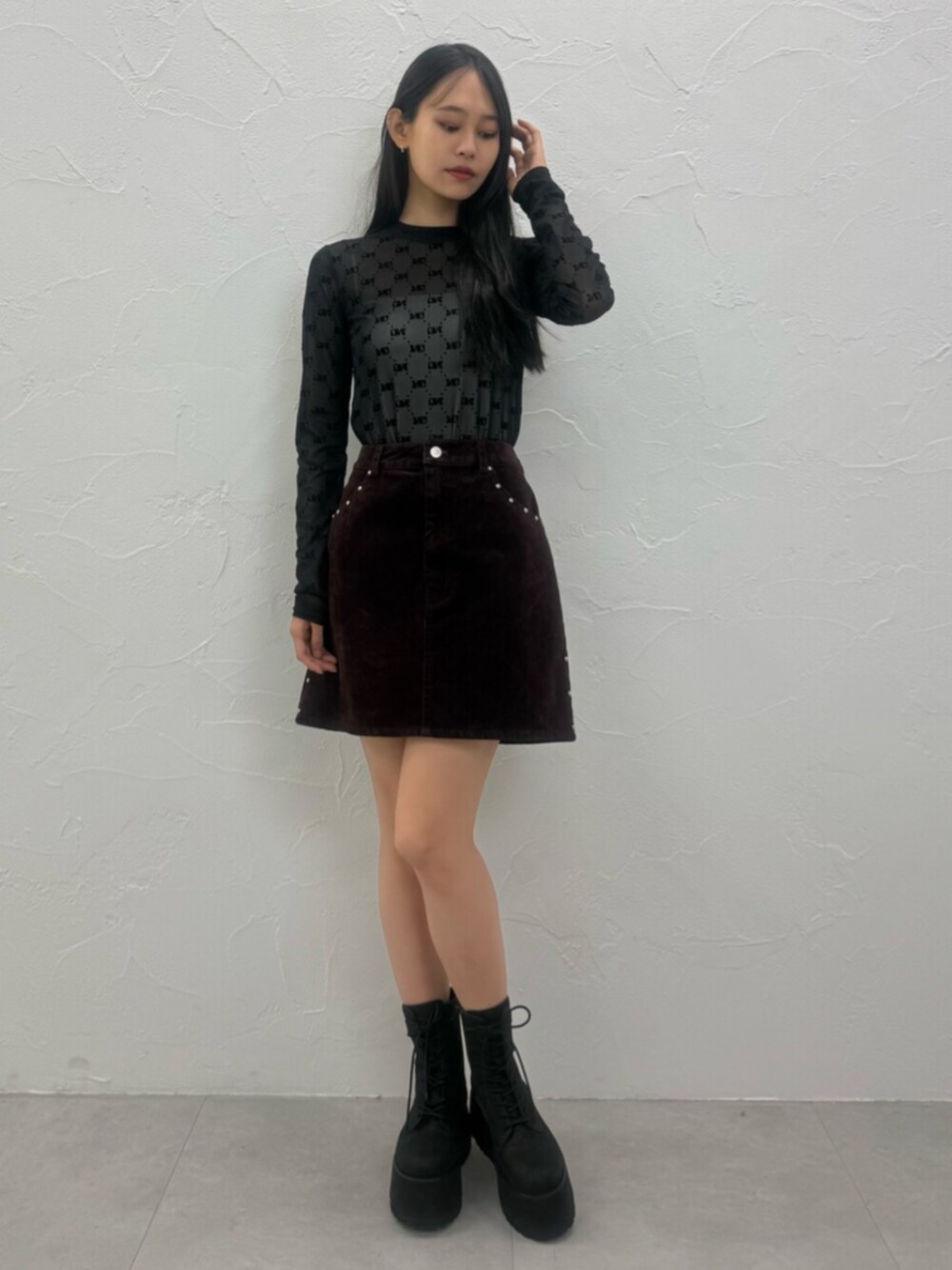 レッド系のスカート、ブラック系のTシャツ/カットソー、ブラック系のブーツを着用したレディースの夏コーディネートの5枚目の写真