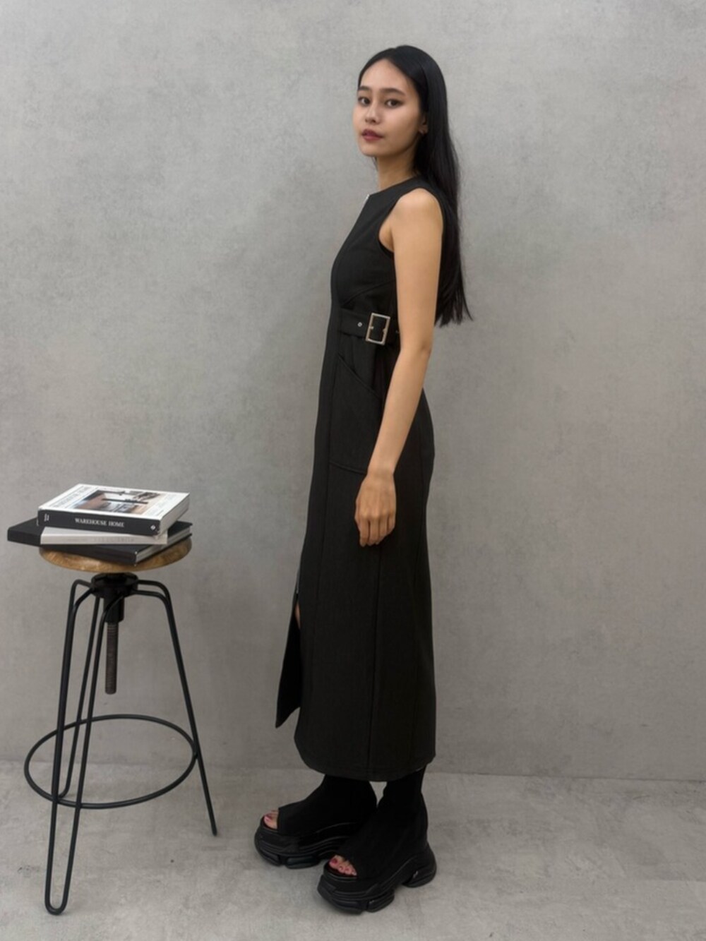 ブラック系のワンピース、ブラック系のサンダルを着用したレディースの夏コーディネートの2枚目の写真