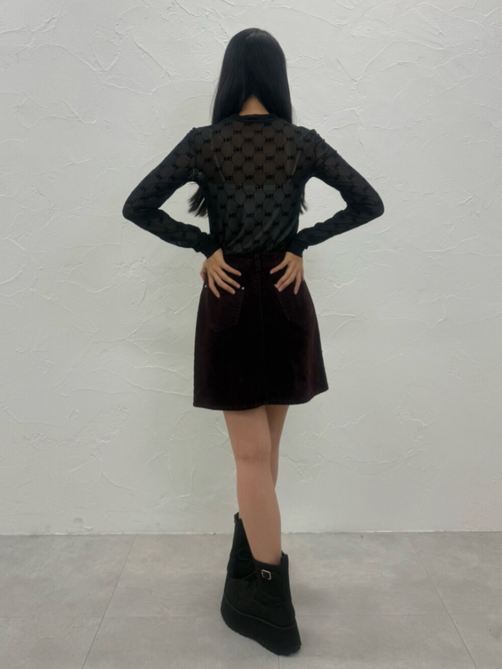 レッド系のスカート、ブラック系のTシャツ/カットソー、ブラック系のブーツを着用したレディースの夏コーディネートの4枚目の写真