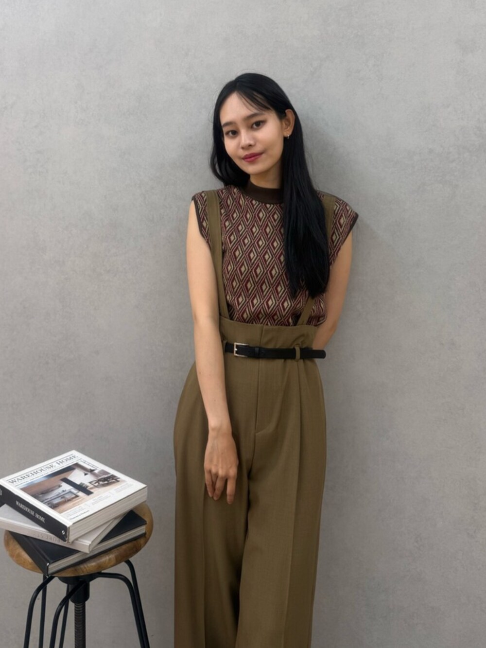 ブラウン系のサンダル、ベージュ系のスラックス、ブラウン系のタンクトップを着用したレディースの夏コーディネートの2枚目の写真