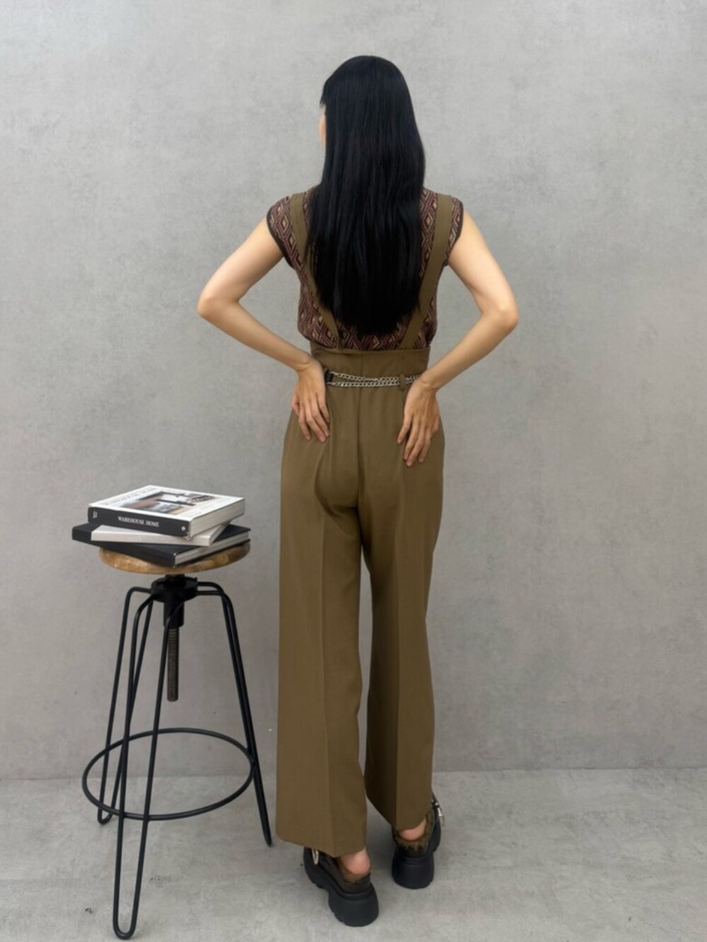 ブラウン系のサンダル、ベージュ系のスラックス、ブラウン系のタンクトップを着用したレディースの夏コーディネートの5枚目の写真