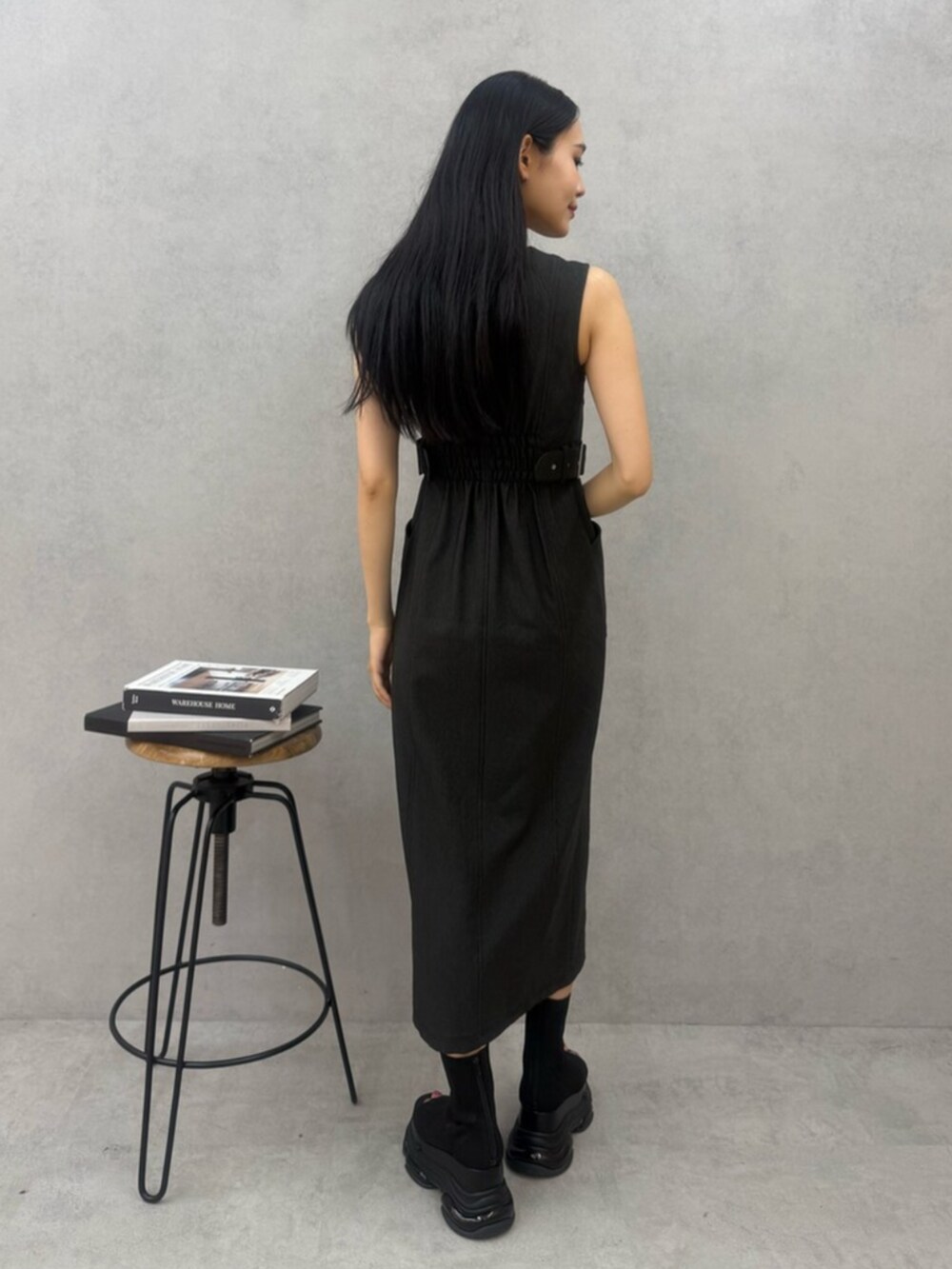 ブラック系のワンピース、ブラック系のサンダルを着用したレディースの夏コーディネートの3枚目の写真