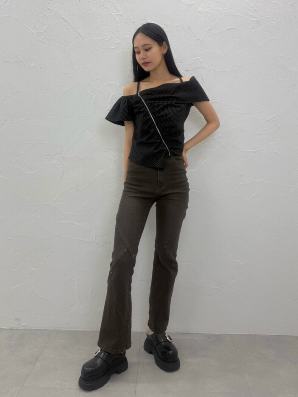 ブラック系のサンダル、ブラック系のシャツ/ブラウス、ブラウン系のデニムパンツを着用したレディースの夏コーディネートの2枚目の写真