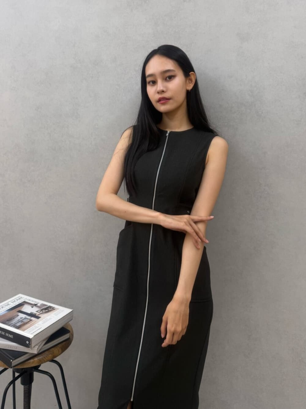 ブラック系のワンピース、ブラック系のサンダルを着用したレディースの夏コーディネートの4枚目の写真