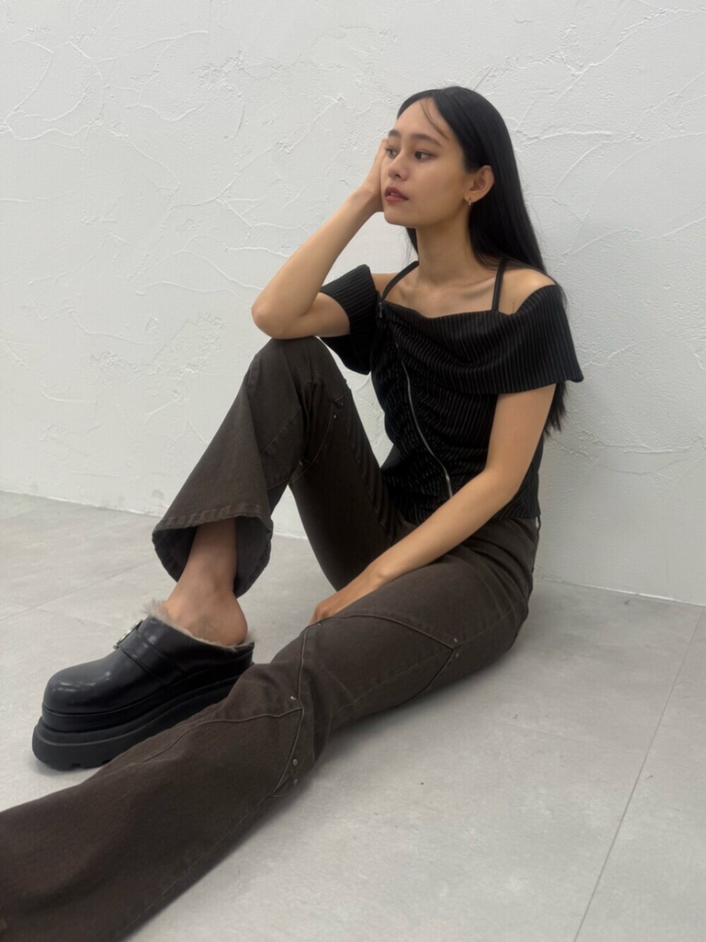 ブラック系のサンダル、ブラック系のシャツ/ブラウス、ブラウン系のデニムパンツを着用したレディースの夏コーディネートの5枚目の写真