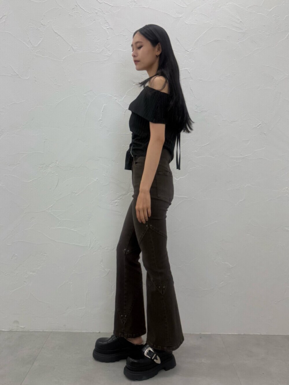 ブラック系のサンダル、ブラック系のシャツ/ブラウス、ブラウン系のデニムパンツを着用したレディースの夏コーディネートの3枚目の写真