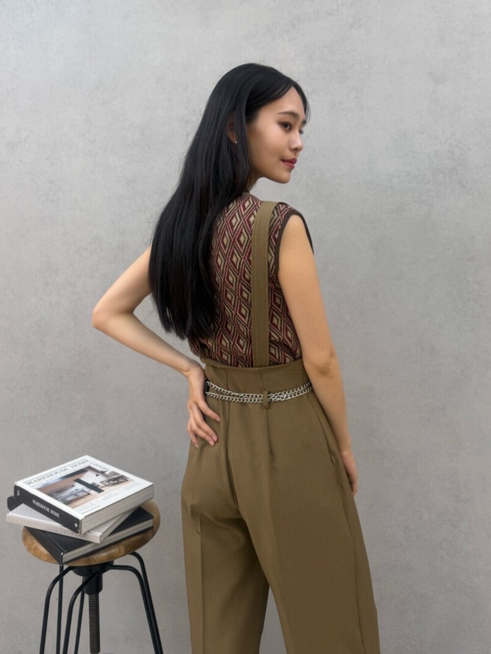 ブラウン系のサンダル、ベージュ系のスラックス、ブラウン系のタンクトップを着用したレディースの夏コーディネートの3枚目の写真