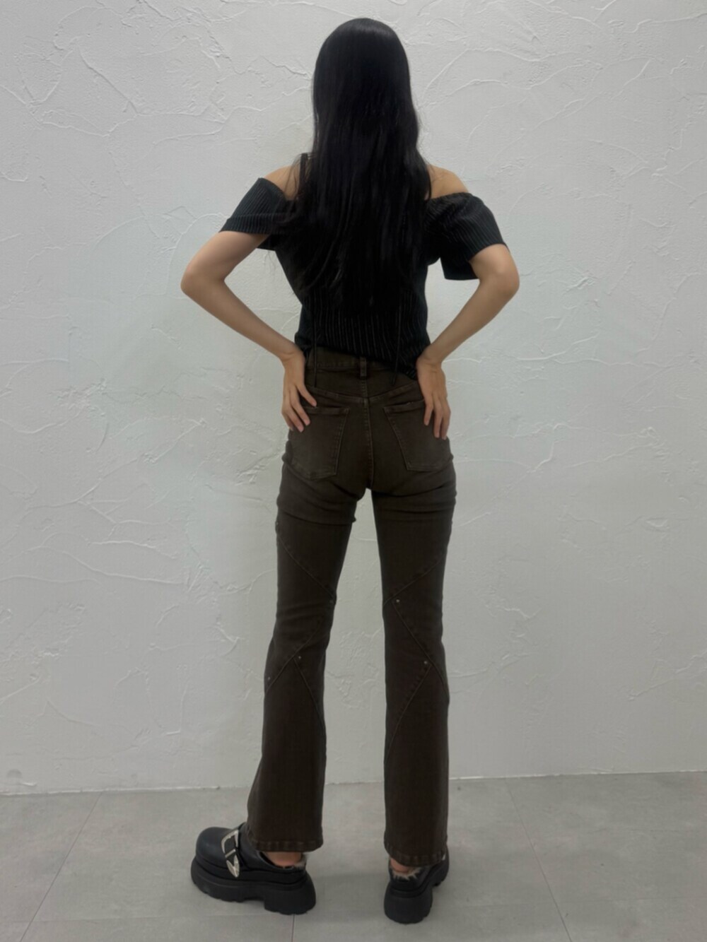 ブラック系のサンダル、ブラック系のシャツ/ブラウス、ブラウン系のデニムパンツを着用したレディースの夏コーディネートの4枚目の写真