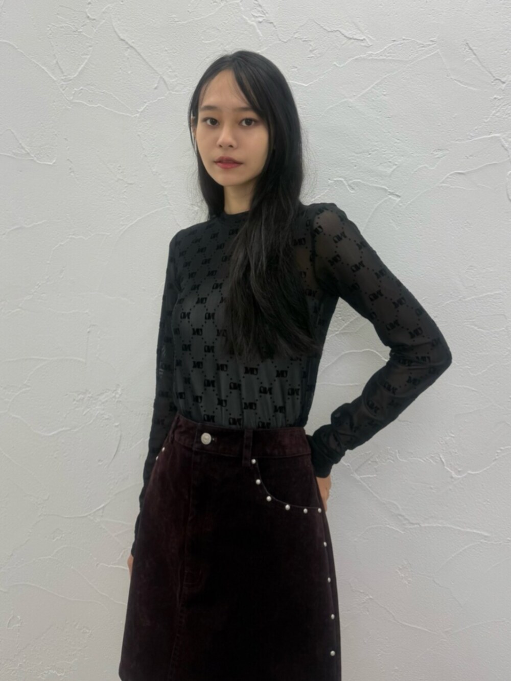 レッド系のスカート、ブラック系のTシャツ/カットソー、ブラック系のブーツを着用したレディースの夏コーディネートの6枚目の写真