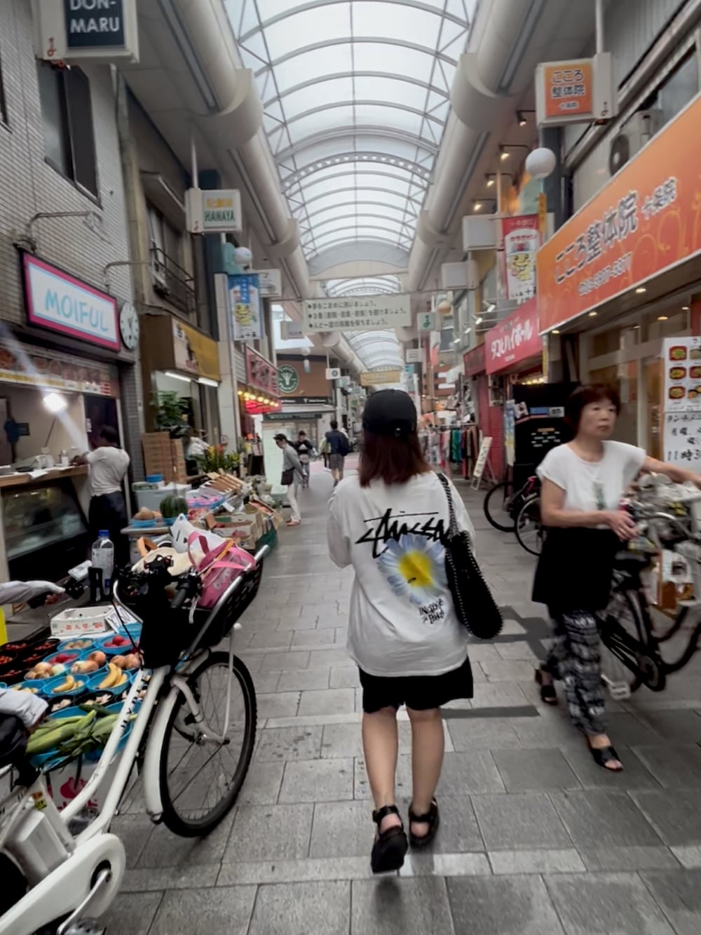 ホワイト系のTシャツ/カットソー、ブラック系のサンダル、ブラック系のその他パンツを着用したレディースの秋コーディネートの3枚目の写真