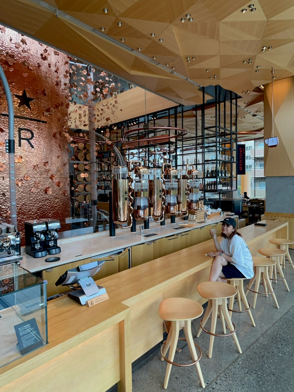 ホワイト系のTシャツ/カットソー、ブラック系のサンダル、ブラック系のその他パンツを着用したレディースの秋コーディネートの2枚目の写真