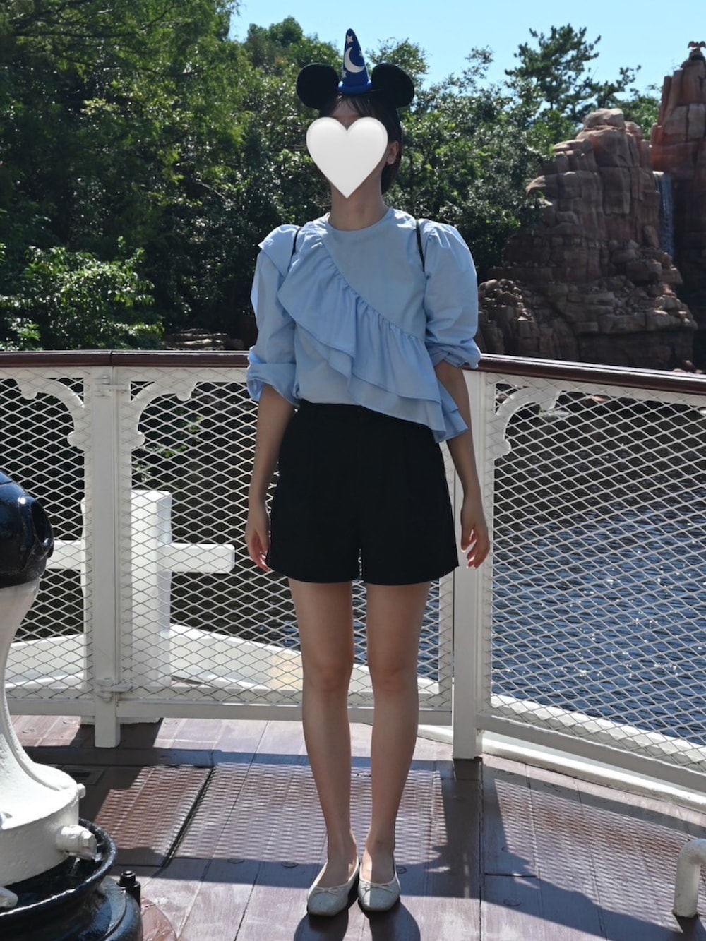 ブルー系のシャツ/ブラウス、ブラック系のその他パンツ、ブラック系のバックパック/リュックを着用したレディースの夏コーディネートの2枚目の写真