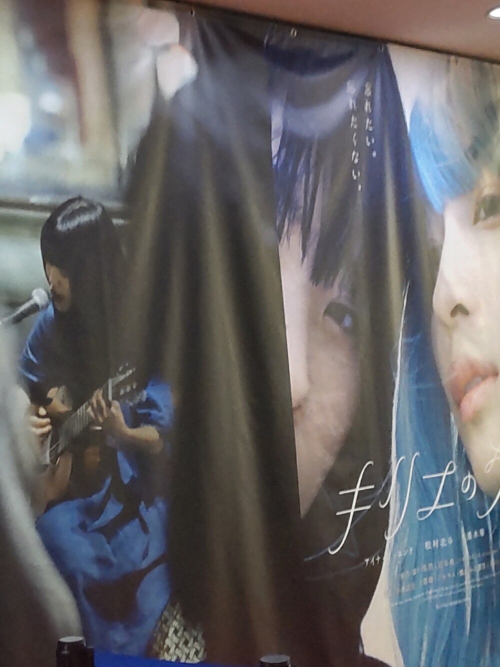 ブルー系のジャケット/アウター、ブルー系のベルトを着用したレディースの秋コーディネートの2枚目の写真