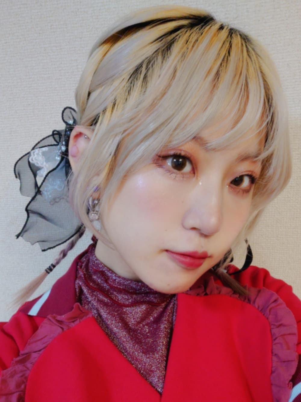 レッド系のワンピース、レッド系のTシャツ/カットソー、ブラック系のバレッタ/ヘアクリップを着用したレディースの冬コーディネートの2枚目の写真