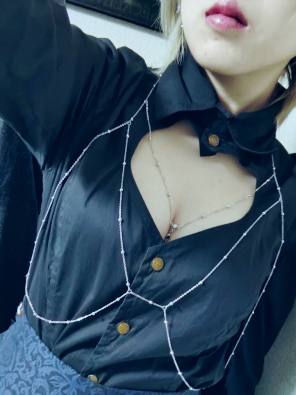 ブルー系のスカート、ブラック系のシャツ/ブラウスを着用したレディースの春コーディネートの2枚目の写真