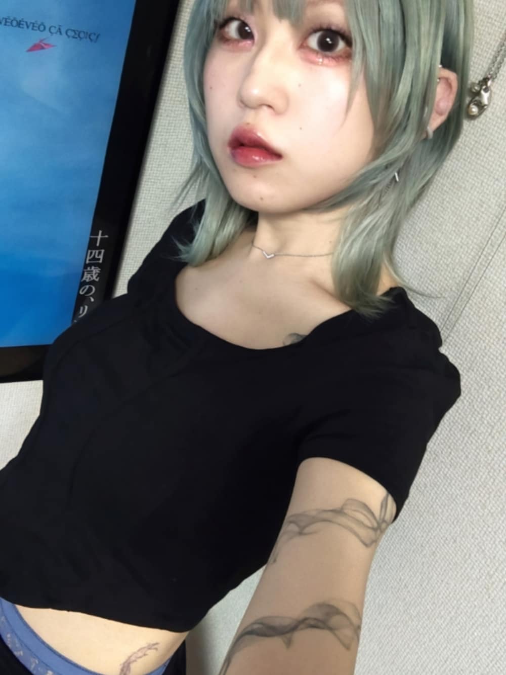 ブラック系のスカート、ブルー系のタイツ/ストッキングを着用したレディースの春コーディネートの2枚目の写真