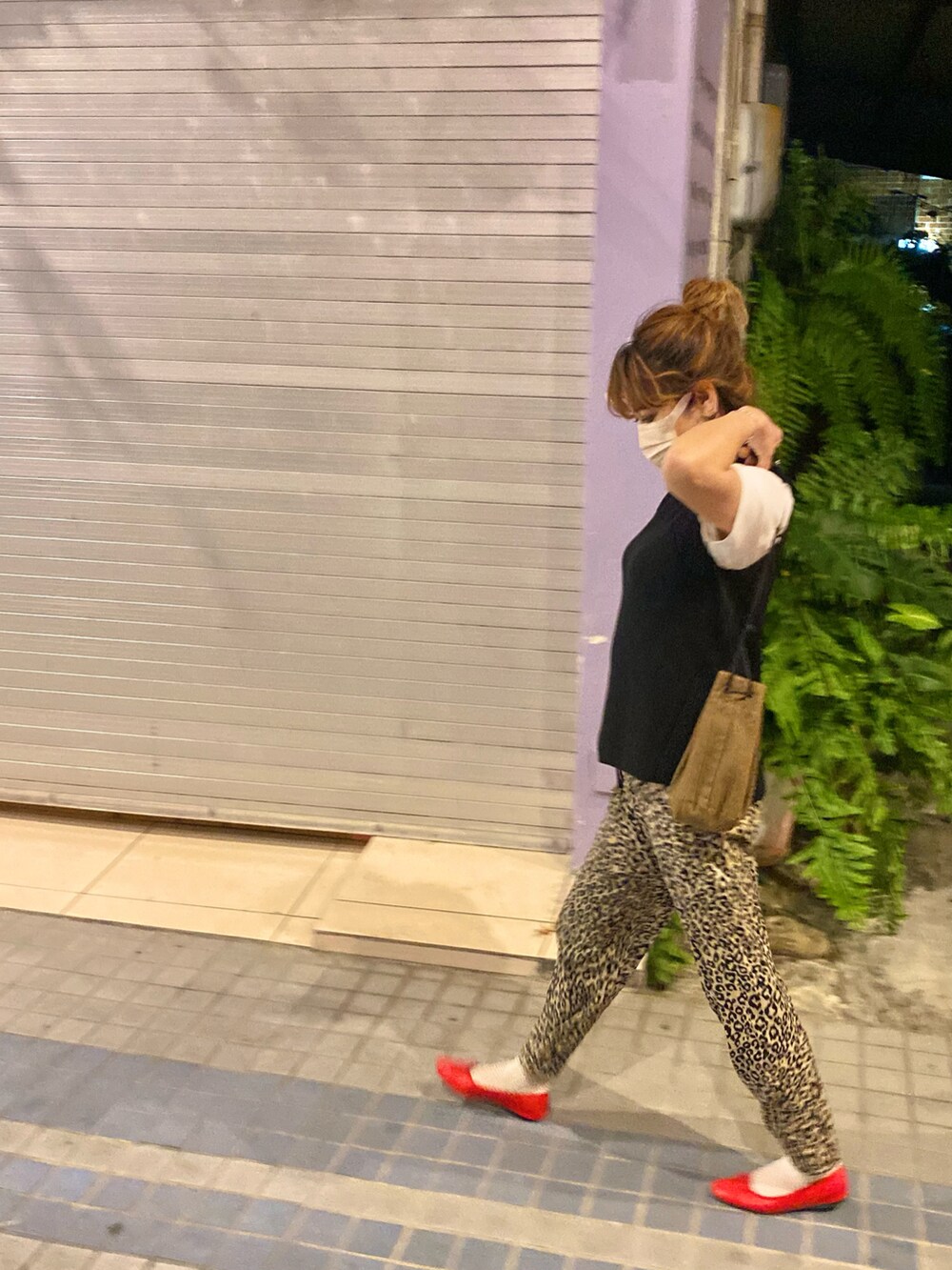 レッド系のバレエシューズ、ブラウン系のその他パンツ、グリーン系のバッグを着用したレディースの春コーディネートの2枚目の写真