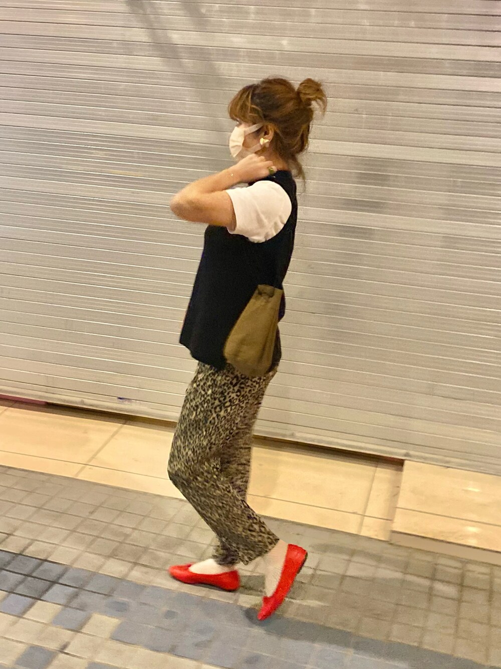 レッド系のバレエシューズ、ブラウン系のその他パンツ、グリーン系のバッグを着用したレディースの春コーディネートの3枚目の写真