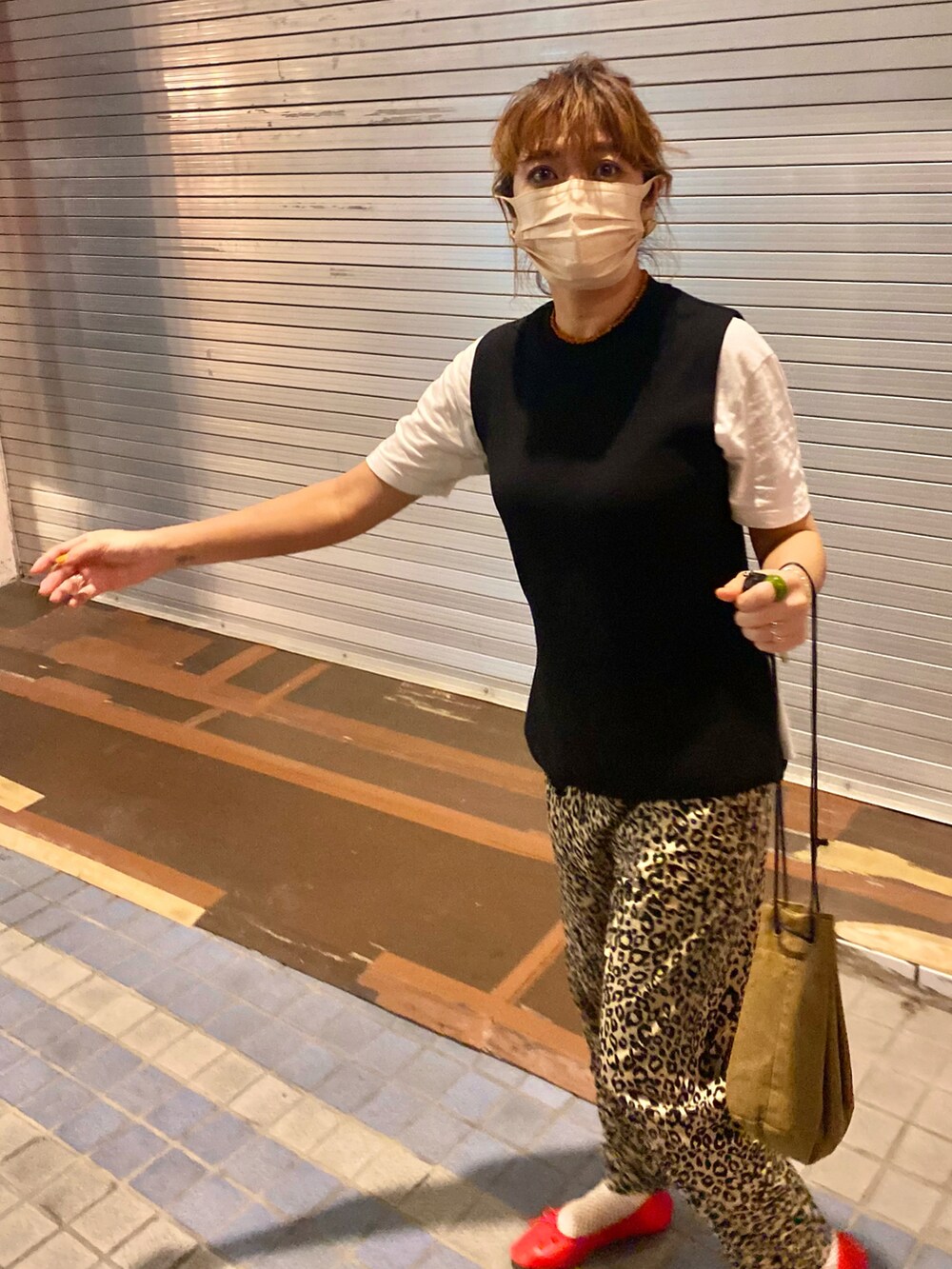 レッド系のバレエシューズ、ブラウン系のその他パンツ、グリーン系のバッグを着用したレディースの春コーディネートの4枚目の写真