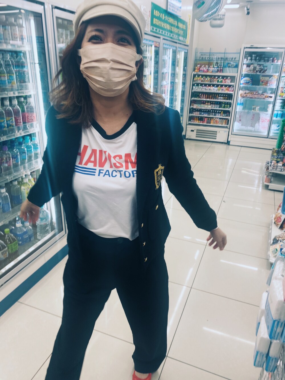 「パンツスタイル、春、オトナ女子、着回しコーデ、ootd、カジュアル、トレンド、ジャケット、スクエアトゥ、ZARA、マリンコーデ、マリン、マリンキャップ」｜「ZARAのアイテム（テーラードジャケット、ブラック系）」を使った、anchanさん（レディース・165cm）の冬コーディネートの4枚目の写真