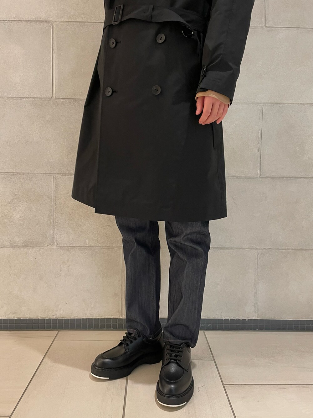 ブルー系のその他パンツ、ブラック系のドレスシューズ、ブラック系のトートバッグを着用したメンズの春コーディネートの4枚目の写真