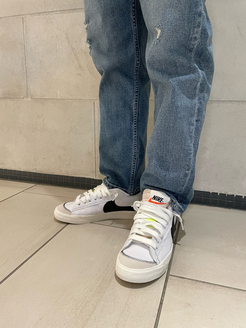 「スニーカー、デニム、パーカー、スニーカーコーデ、大人コーデ、ootd、春コーデ、カジュアルコーデ、フーディー」｜「NIKEのナイキ ブレーザー LOW '77 ジャンボ メンズシューズ / Nike Blazer Low '77 Jumbo Men's Shoes（スニーカー、ホワイト系）」を使った、tさん（メンズ・176cm）の冬コーディネートの4枚目の写真