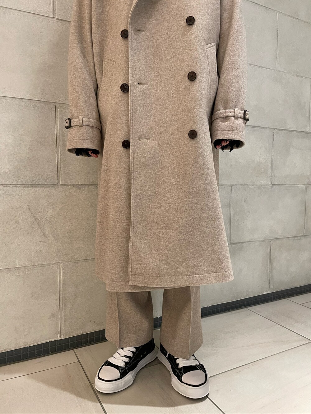 「スニーカー、セットアップ、カラーパンツ、ベージュ、冬コーデ、タートルネック、ロングコート、大人カジュアル、休日コーデ、秋コーデ」｜「MIHARAYASUHIROのアイテム（スニーカー、ブラック系）」を使った、tさん（メンズ・176cm）の冬コーディネートの4枚目の写真