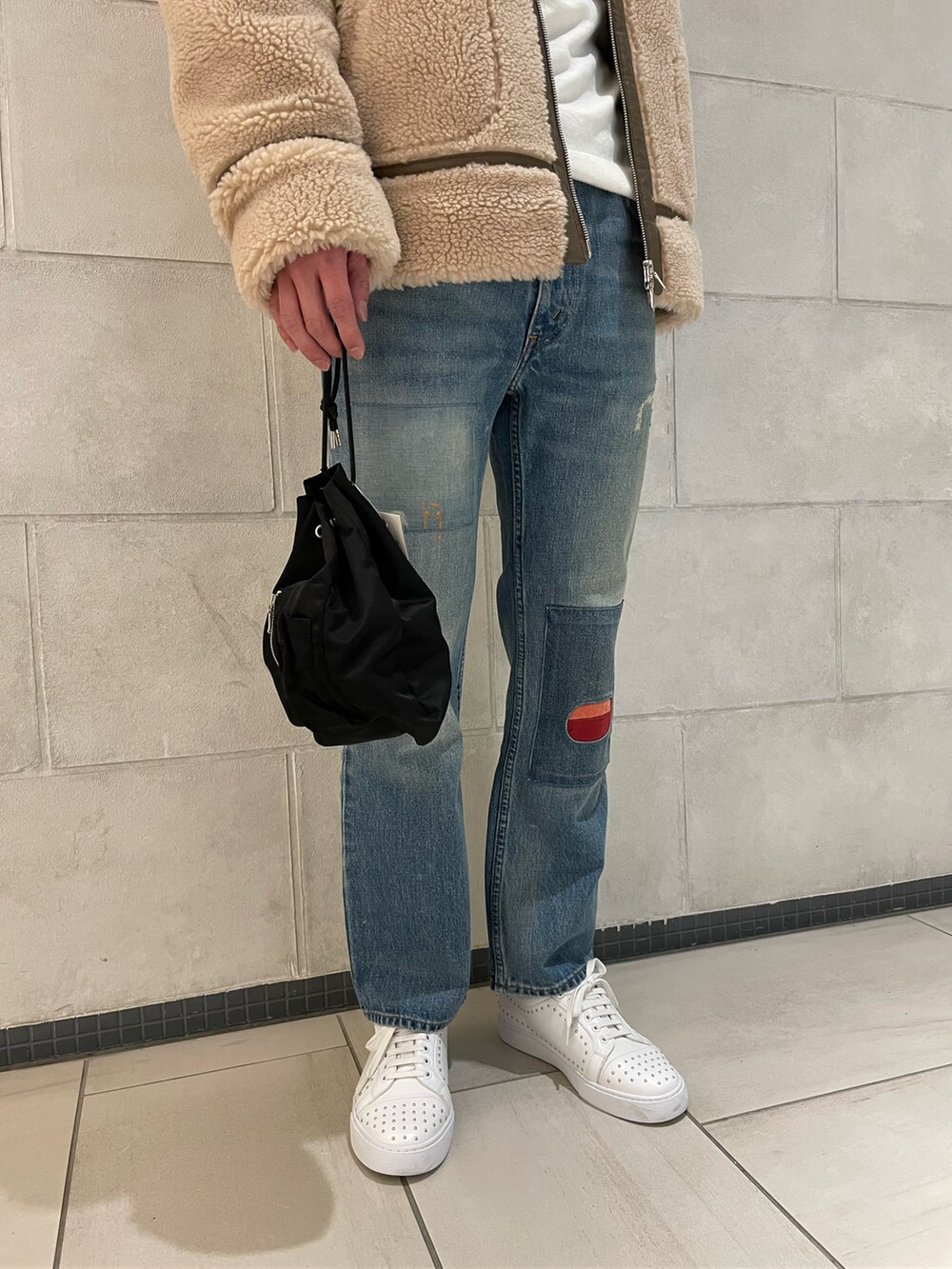 「ニット、ナイキ、ワイドパンツ、デニムパンツ、白スニーカー、冬、ボアジャケット、オトナカジュアル、私の推しブランド」｜「LOVELESSの【Safari掲載商品】ウールボア ボマーブルゾン（ブルゾン、ベージュ系）」を使った、tさん（メンズ・176cm）の冬コーディネートの3枚目の写真