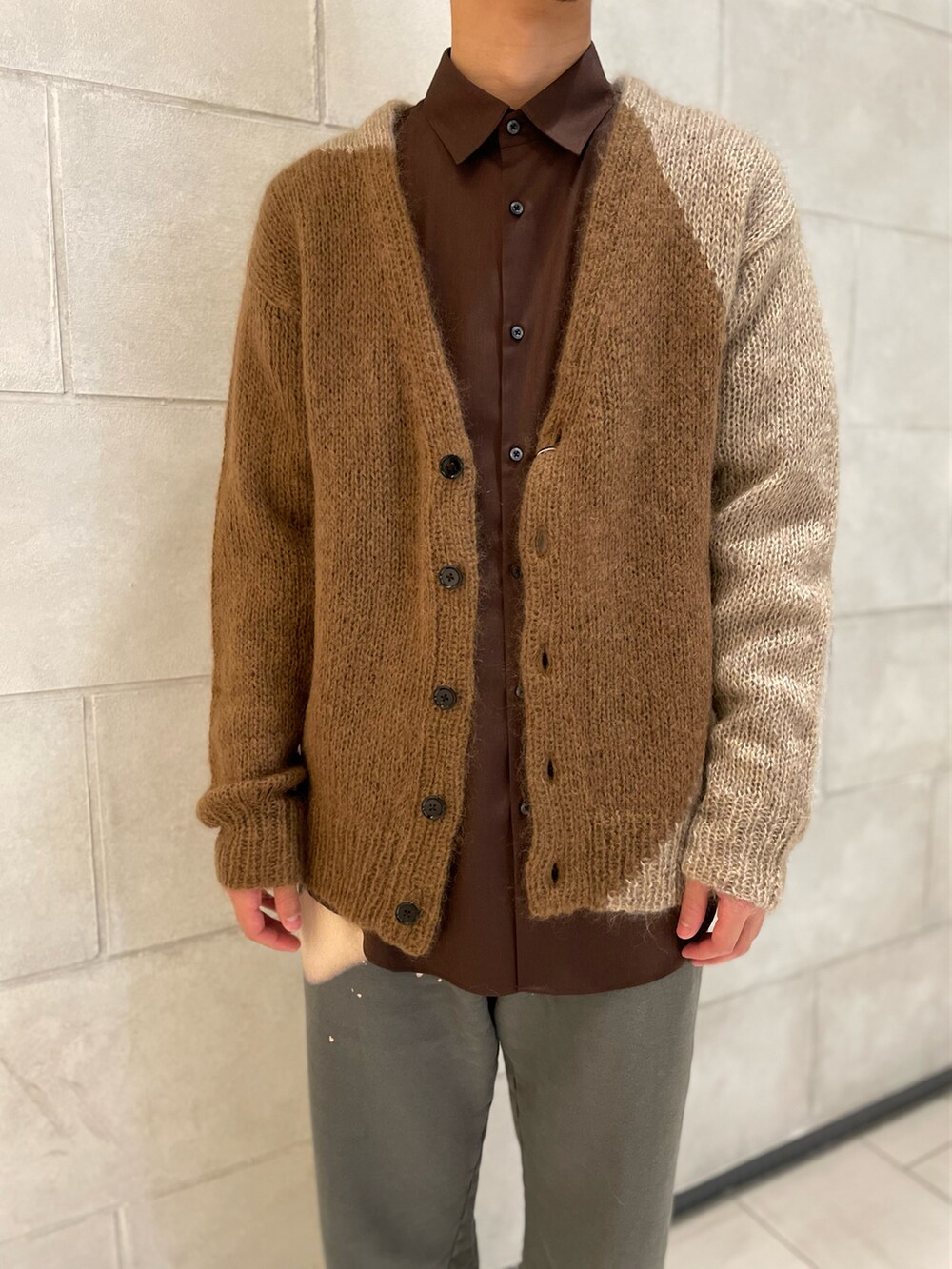 「カーディガン、ニット、冬コーデ、スニーカーコーデ、休日スタイル、アースカラー、冬、カジュアルコーデ、オトナカジュアル、秋冬コーデ」｜「NOMA t.d.のHand Dye Twist Pants（スウェットパンツ、グレー系）」を使った、tさん（メンズ・176cm）の冬コーディネートの3枚目の写真