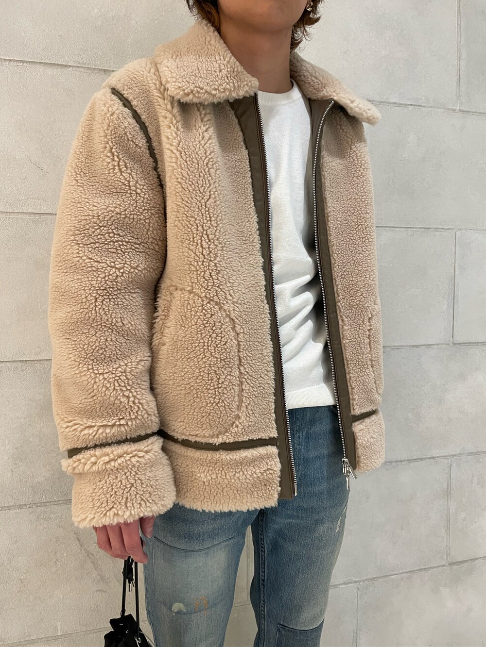 「ニット、ナイキ、ワイドパンツ、デニムパンツ、白スニーカー、冬、ボアジャケット、オトナカジュアル、私の推しブランド」｜「LOVELESSの【Safari掲載商品】ウールボア ボマーブルゾン（ブルゾン、ベージュ系）」を使った、tさん（メンズ・176cm）の冬コーディネートの2枚目の写真
