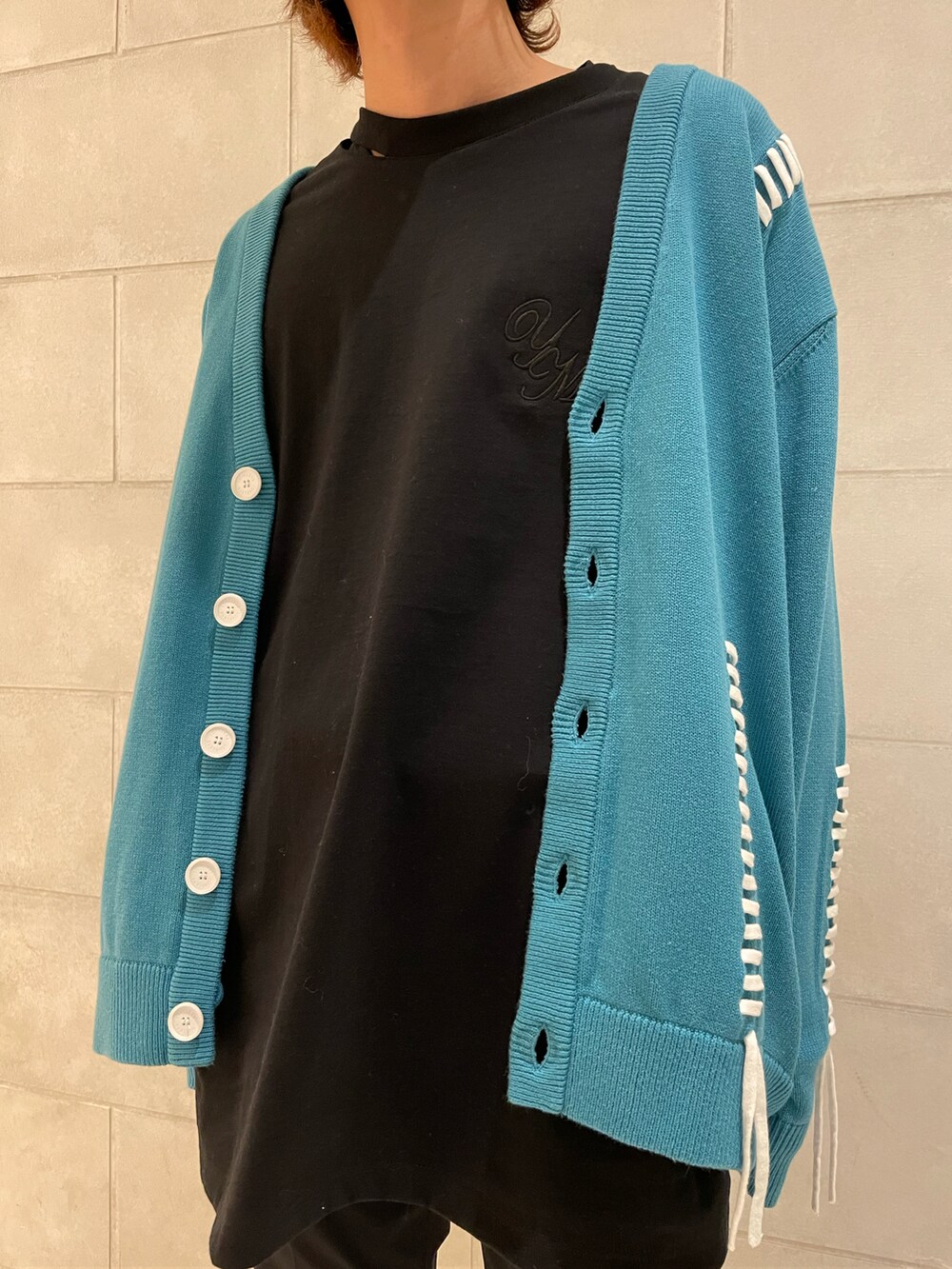 「カーディガン、スニーカー、グリーン、カラーニット、スニーカーコーデ、休日コーデ、春コーデ、ストリートMIX、今日のコーデ」｜「Education from Youngmachinesの【Education from Youngmachines】ネックスリット オーバーロンT（Tシャツ/カットソー、ブラック系）」を使った、tさん（メンズ・176cm）の冬コーディネートの2枚目の写真