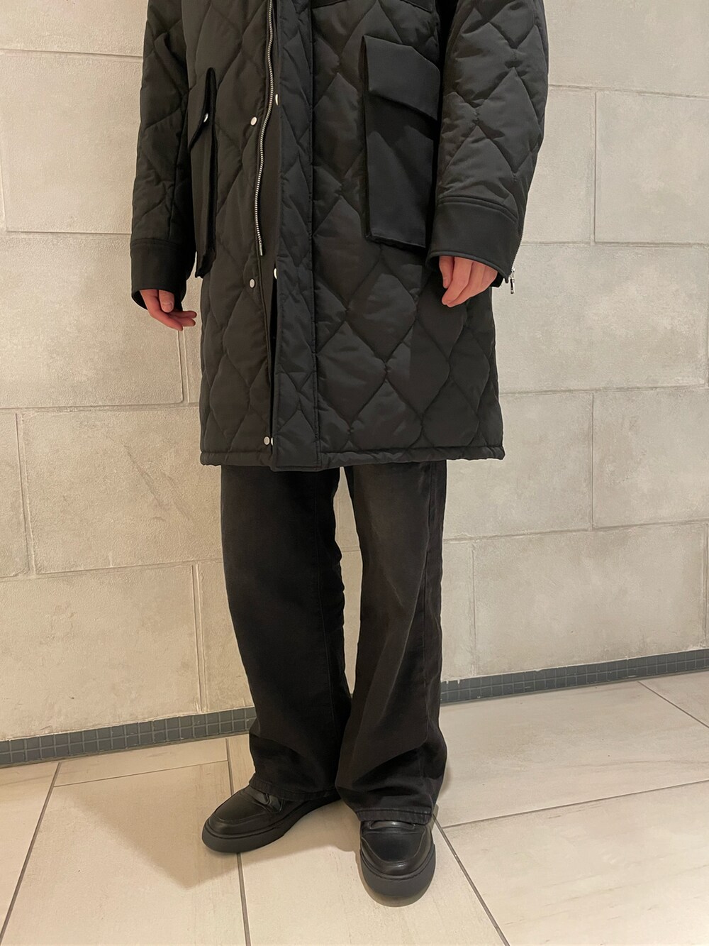 「コート、カジュアル、秋のコーデ、大人カジュアル、大人コーデ、ootd、シンプルコーデ、今日のコーデ、秋冬コーデ」｜「LOVELESSのキルティング フーデットコート（その他アウター、ブラック系）」を使った、tさん（メンズ・176cm）の秋コーディネートの4枚目の写真