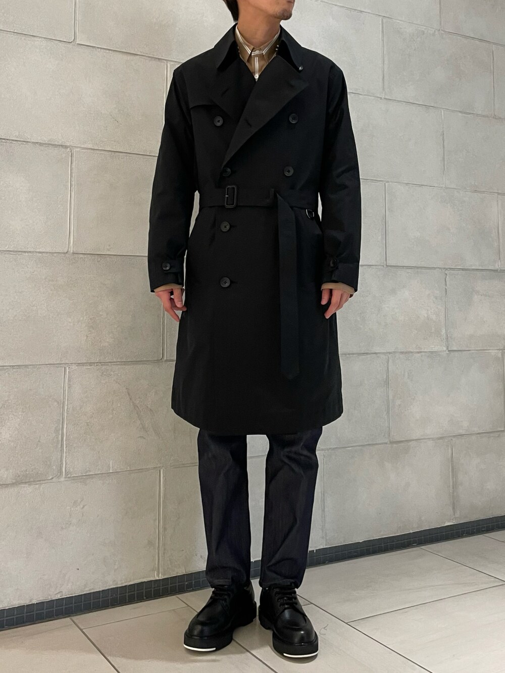 ブルー系のその他パンツ、ブラック系のドレスシューズ、ブラック系のトートバッグを着用したメンズの春コーディネートの2枚目の写真