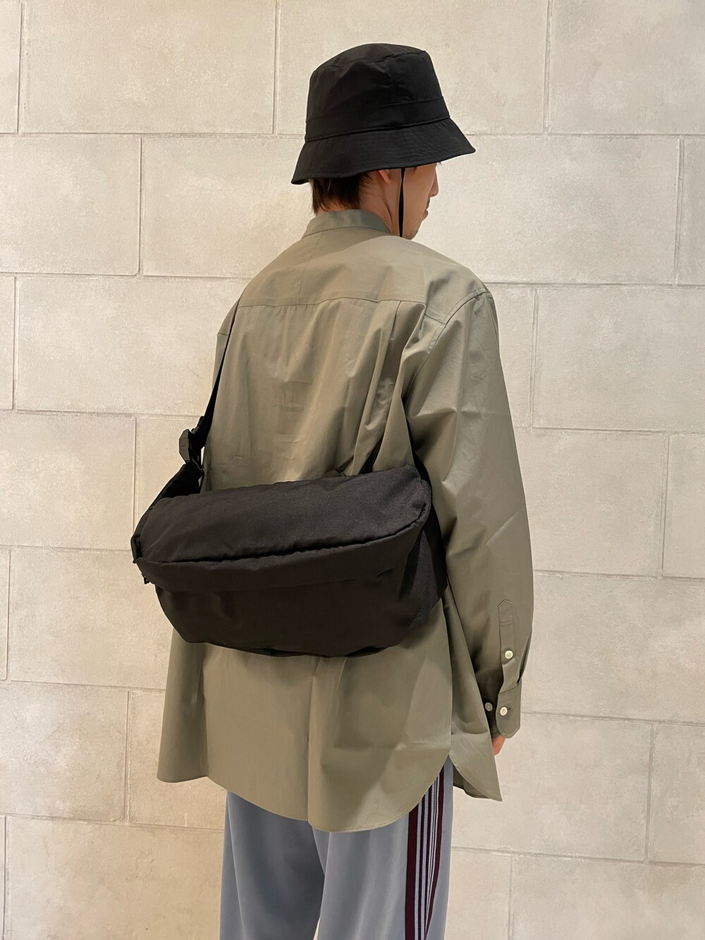 「ビッグシルエット、シンプル、オーバーサイズ、スニーカーコーデ、トラックパンツ、春服、ootd、シャツスタイル、今日のコーデ、はるコーデ」｜「LOVELESSのロングバンドカラー シャツ（シャツ/ブラウス、グリーン系）」を使った、tさん（メンズ・176cm）の春コーディネートの3枚目の写真